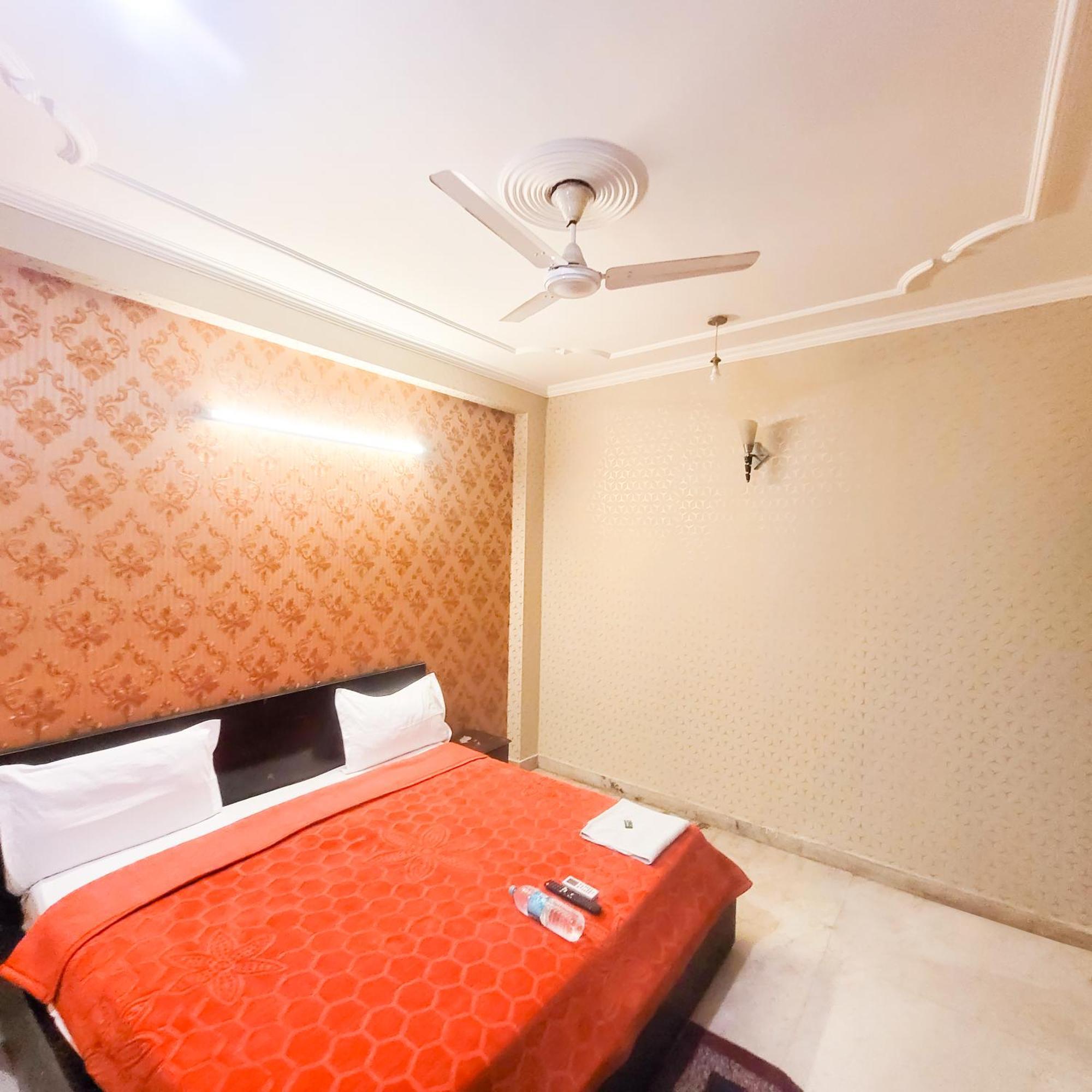 Couette-café Jagannath By Roomshal New Delhi